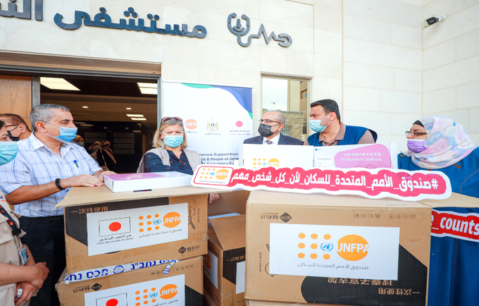 Delivering bakri balloons at Al Shifa Hospital in Gaza Strip funded by Japan