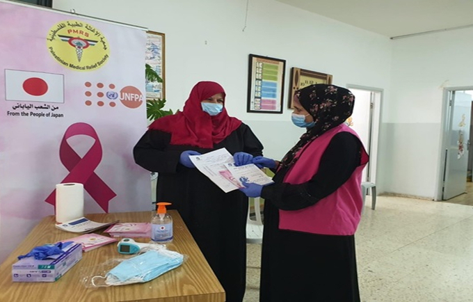 In a clinic distributing leaflets to beneficiaries ©UNFPA Palestine