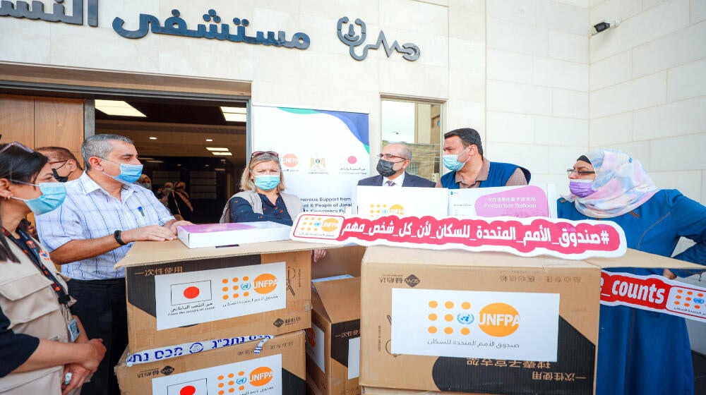 Delivering bakri balloons at Al Shifa Hospital in Gaza Strip funded by Japan